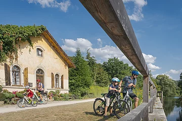 Radlerfamilie macht halt am Schleusenhäuschen Mühlbauch