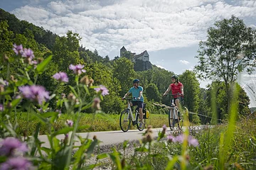 Radwanderer auf dem Altmühltal-Radweg bei Prunn