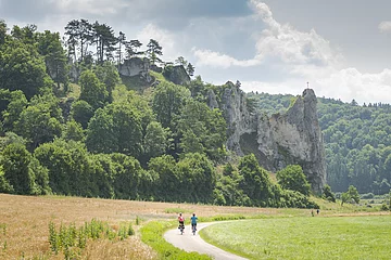 Radfahrer auf dem Altmühltal-Radweg beim Burgsteinfelsen