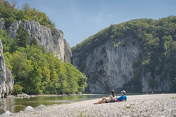 Pärchen am Kiesstrand - Donaudurchbruch