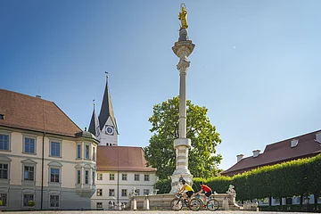 Gravelbiker am Residenzplatz Eichstätt