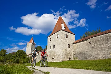 Radler Berchinger Stadtmauer©Reinhard Mederer