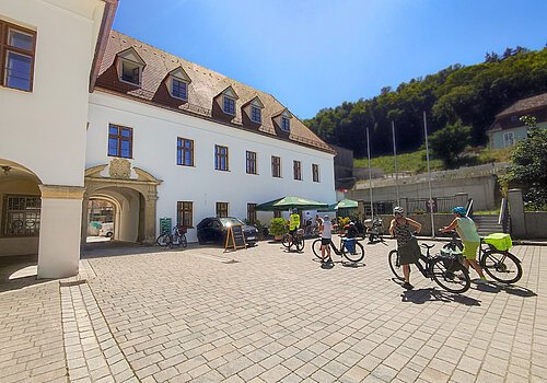 Blick auf die Schenke des Klosters