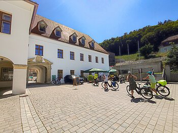 Blick auf die Schenke des Klosters