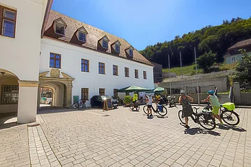 Blick auf die Schenke des Klosters